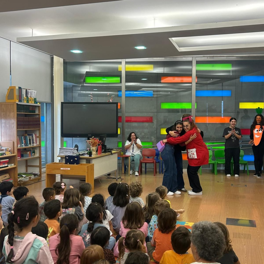 Alunas de Ação Educativa  encantam crianças com o teatro ‘A Força da Esperança’ na Escola Básica de Costa Cabral