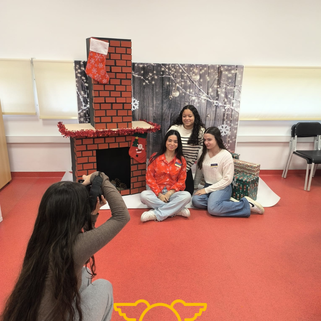 Alunas do 12º. de Ação Educativa levam magia de Natal à Escola da Prozela