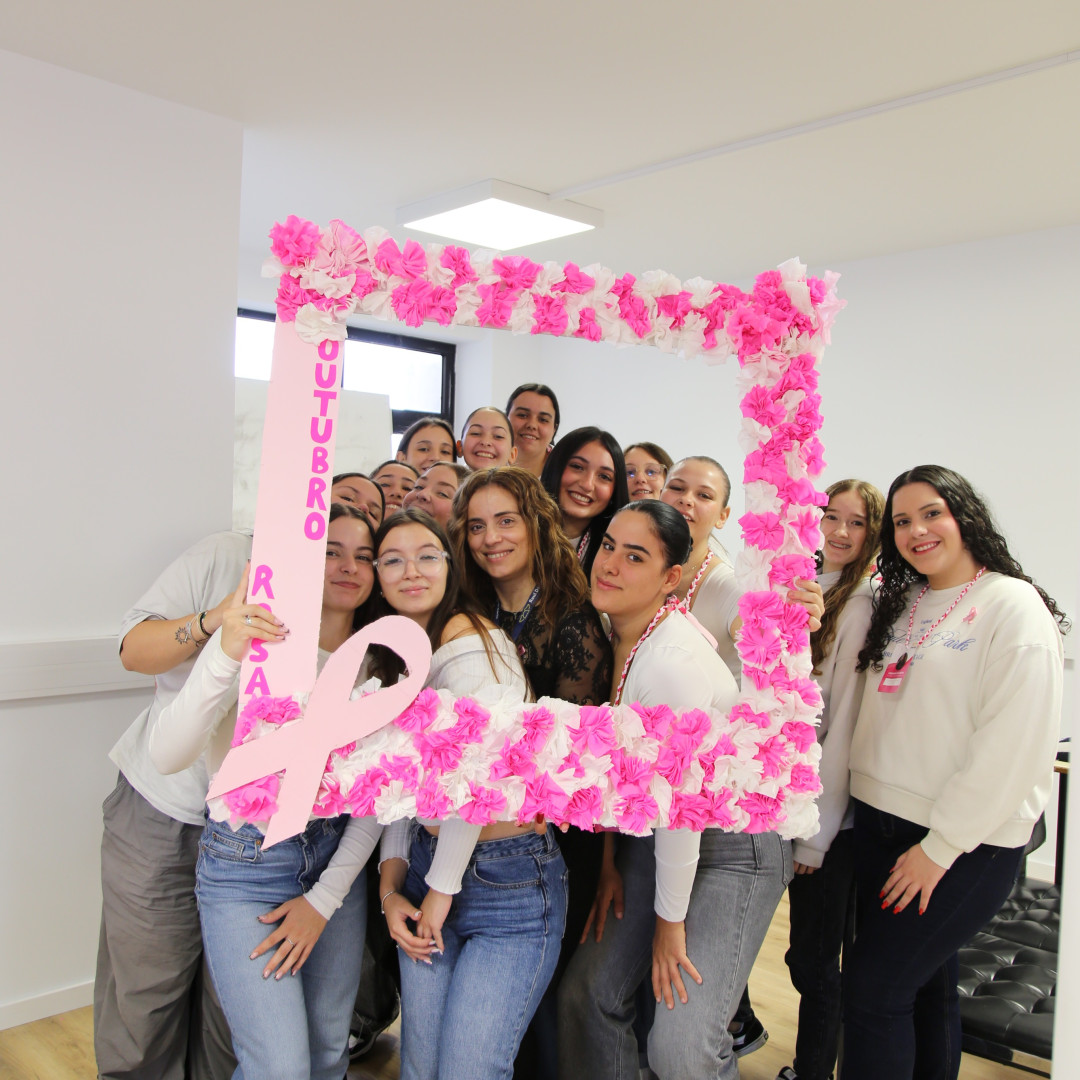 Outubro Rosa na Escola Profissional Raul Dória: Alunas de Ação Educativa promovem a prevenção do cancro da mama com sessões informativas e atividades criativas